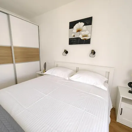 Nearby & Palace * Σπλιτ