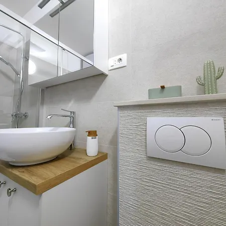 Nearby & Palace Σπλιτ