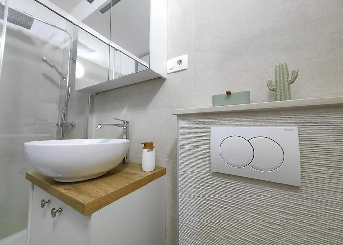 Nearby & Palace Split